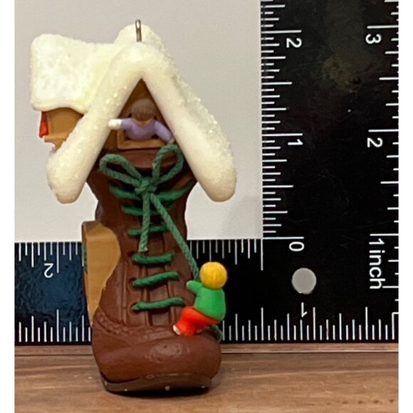1985 HALLMARK ORNAMENT QX490-5 CHILDREN IN SHOE HANDCRAFTED LEATHER BOOT - Picture 6 of 7